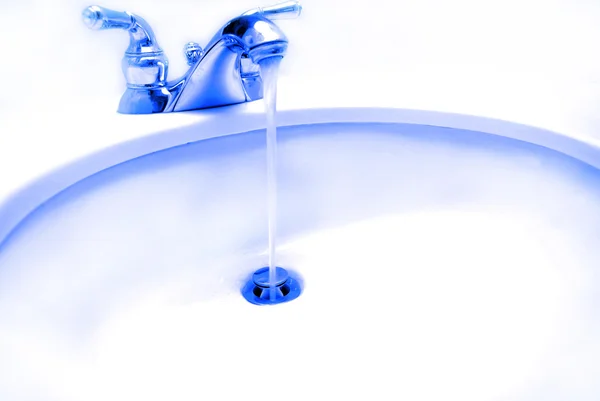 Lavabo de baño con agua que fluye — Foto de Stock