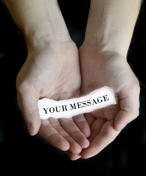 Mãos segurando papel sua mensagem — Fotografia de Stock