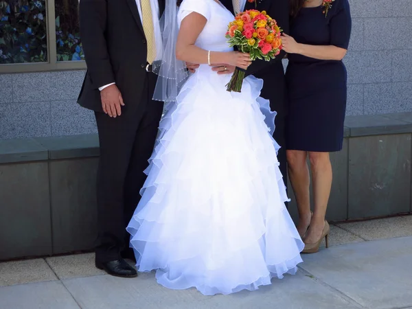 Bruden och brudgummen bröllop dag grupp — Stockfoto