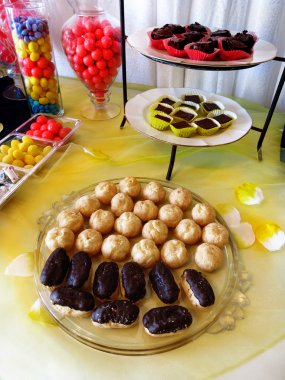 kutlama partisi davranır tepsiler