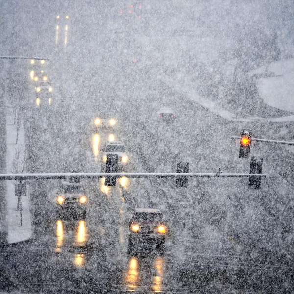 Condução em severa tempestade de neve — Fotografia de Stock