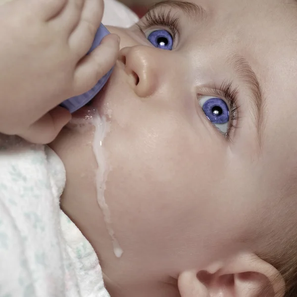 Baby met fles — Stockfoto