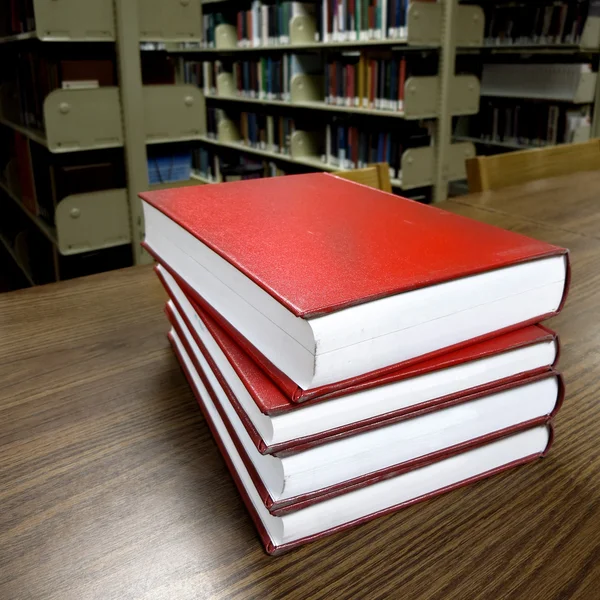 Книги на столе в библиотеке — стоковое фото