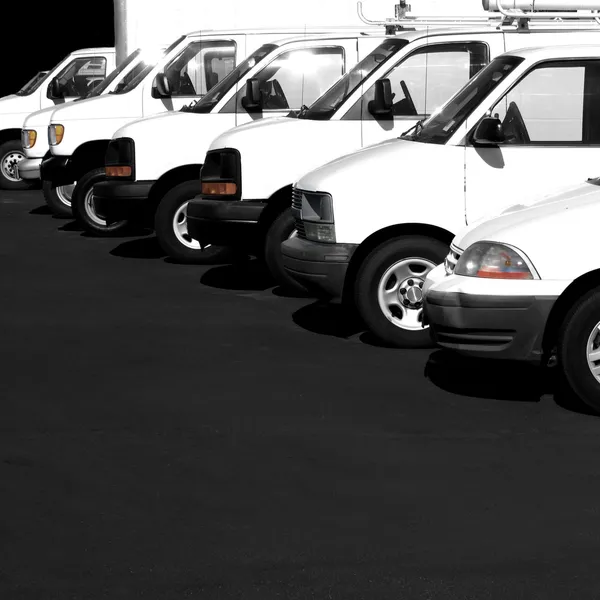 Çeşitli arabalar kamyonetler kamyon otoparkta park etmiş. — Stok fotoğraf
