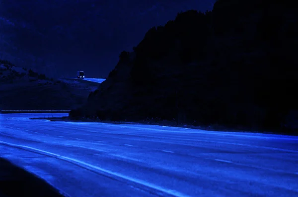 Caminhão de condução à noite em Curvy Hill — Fotografia de Stock