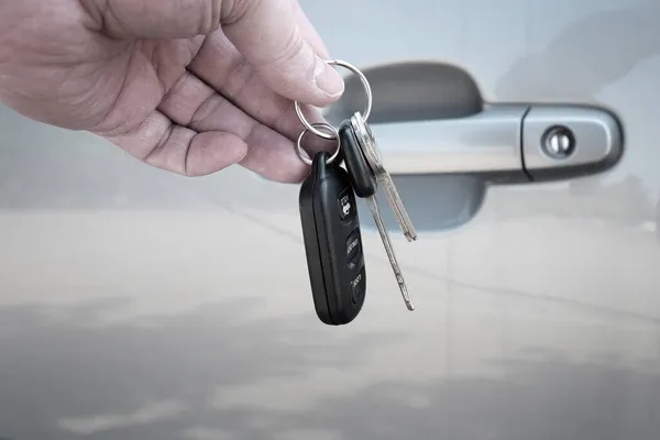 Gri Arabanın Kapısının Önünde Ele Tutuşan Arabanın Anahtarları — Stok fotoğraf
