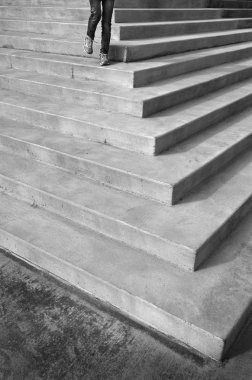Taş merdivenle yürüyüş kişi