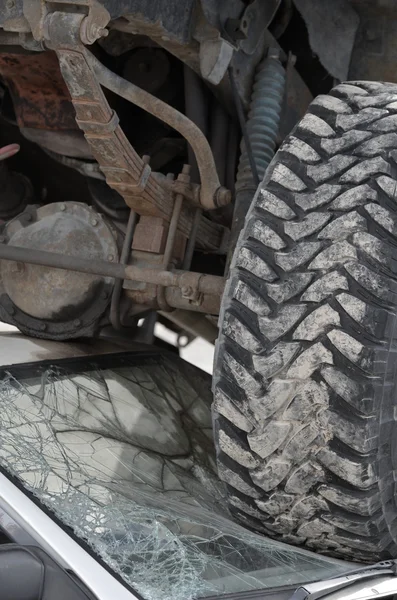 Autowrack LKW-Reifen auf Windschutzscheibe — Stockfoto