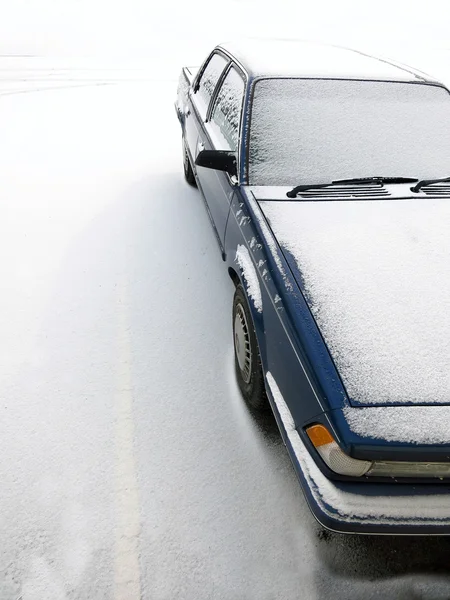 Carro no estacionamento coberto de neve fresca — Fotografia de Stock