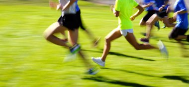 Çimlerde koşan sporcular hızlı koşucu yarışında bulanıklaşıyor