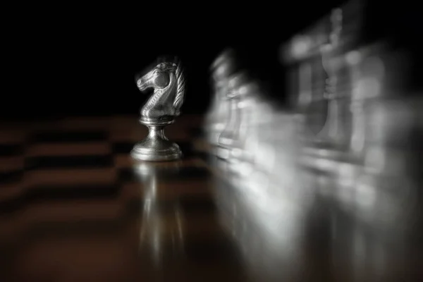 チェスボード上の作品ゲームや戦略騎士王国ゲームをプレイするための — ストック写真