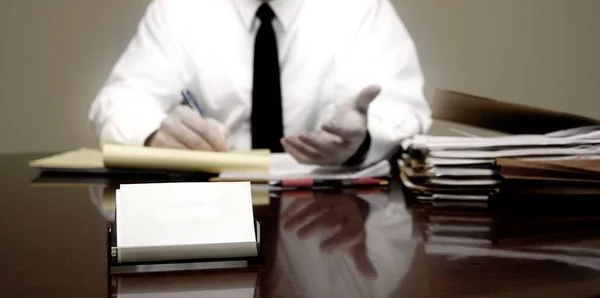 Επιχειρηματίας Κάθεται Στο Γραφείο Κρατώντας Στυλό Αρχεία — Φωτογραφία Αρχείου