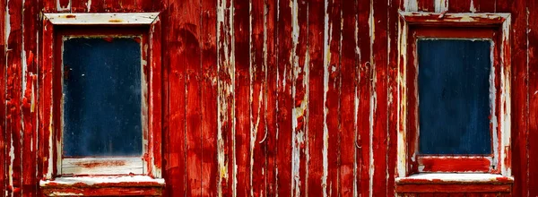 Ahırdaki Çiftlik Evindeki Yıpranmış Eski Ahşap Pencere Çerçevelerinin Üzerindeki Kırmızı — Stok fotoğraf