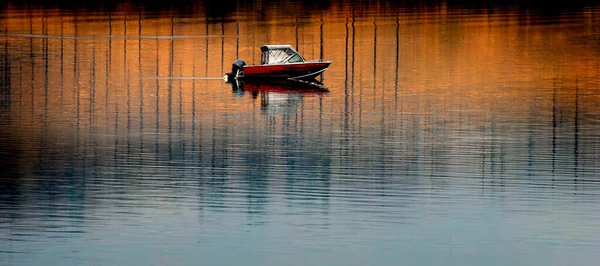 Bateau Pêche Sur Rivière Avec Reflet Des Arbres Automne Automne — Photo