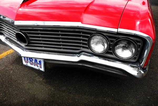 Rotes Muscle Car Mit Kennzeichen Schnell Unterwegs — Stockfoto