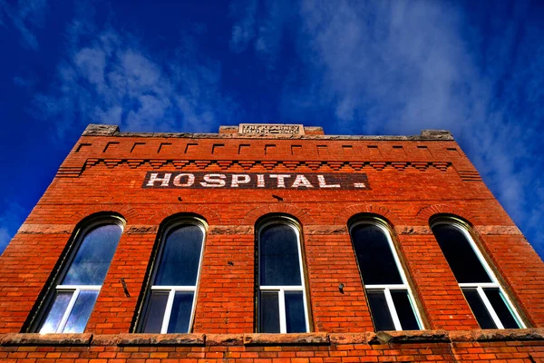 Altes Gemauertes Krankenhausgebäude Mit Blauem Himmel Und Wolken — Stockfoto