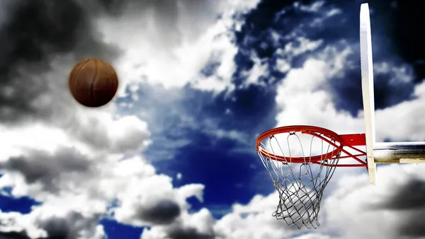 Baloncesto Aire Libre Con Nubes Cielo Disparo Bola Aro Acción — Foto de Stock