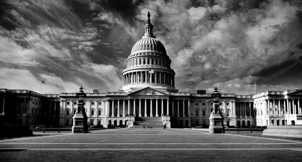 United State Capitol Building Congress American Flag Flowing Breeze Columns — Stock Photo, Image