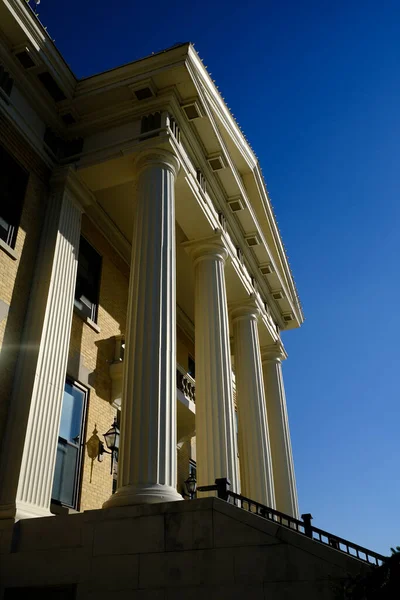 Detail Old Courthouse Court Building Columns Architecture Blue Sky — стоковое фото