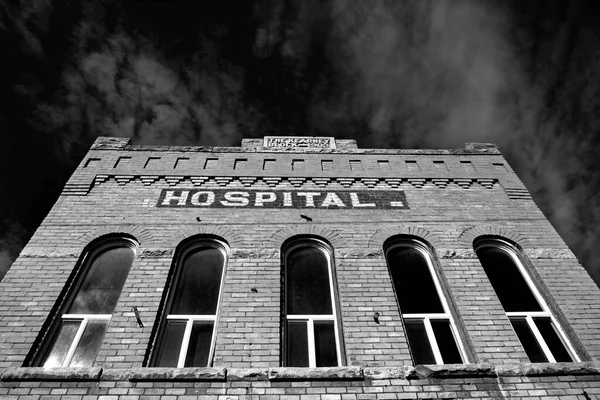 Old Brick Hospital Building Vintage Health Care Medical Facility Blue — Stock Photo, Image