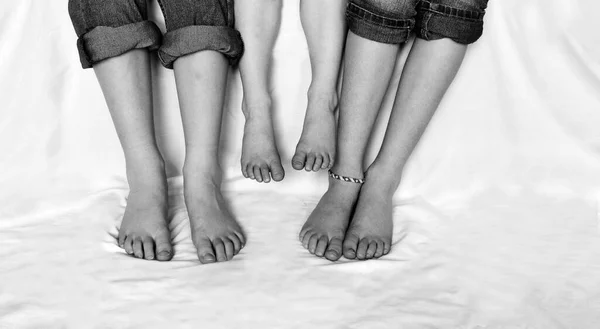 Família Sentada Com Jeans Enrolados Compartilhando Momentos Divertidos Felicidade Juntos — Fotografia de Stock