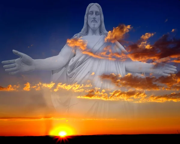 耶稣的日落在高山地平线上 太阳星闪烁着灿烂的光芒 — 图库照片