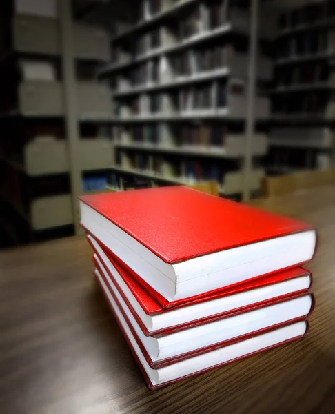 Pilha Livros Vermelhos Antigos Uma Mesa Mesa Uma Biblioteca Para — Fotografia de Stock