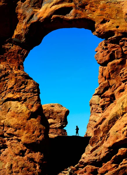 Silhuett Vandrare Turret Arch Canyon Klippformationer Arches Nationalpark — Stockfoto