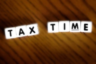 Vergi dairesi için tahta zar bloğu harflerindeki vergiler stresli.