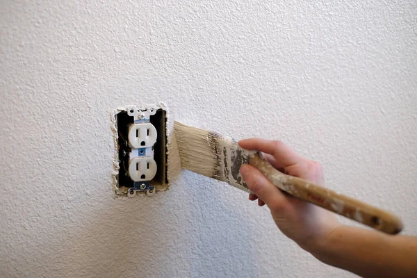 Pintura Mano Persona Alrededor Toma Eléctrica Con Pintura Blanca Del — Foto de Stock