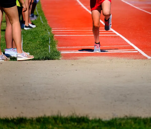 Koşu Saha Atletizm Yarışmalarında Kırmızı Şort Giyerek Koşan Zıplayan — Stok fotoğraf
