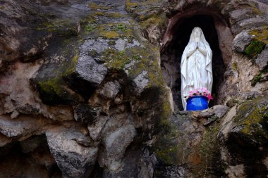 Din duası ve meditasyon için Bakire Meryem Anıtı