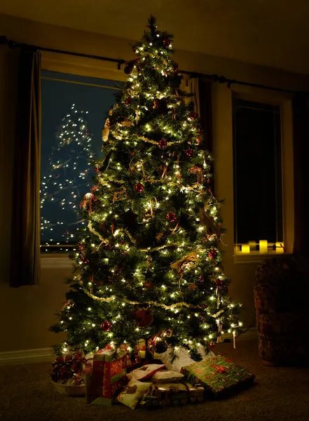 Weihnachtsbaum Mit Lichtern Und Geschenken Einem Haus Mit Großen Fenstern — Stockfoto