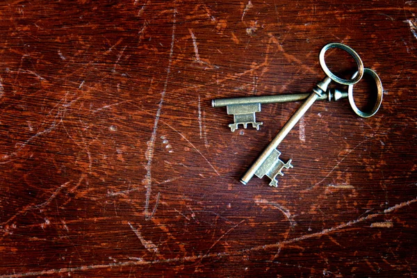 Alte Antike Schlüssel Auf Abgenutztem Holz Textur Hintergrund — Stockfoto