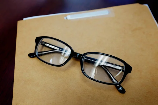 Gafas Negras Parte Superior Una Carpeta Trabajo Archivo Una Escuela — Foto de Stock