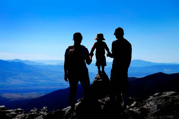 Família Topo Montanha Silhueta Olhando Montanhas Sucesso Felicidade — Fotografia de Stock
