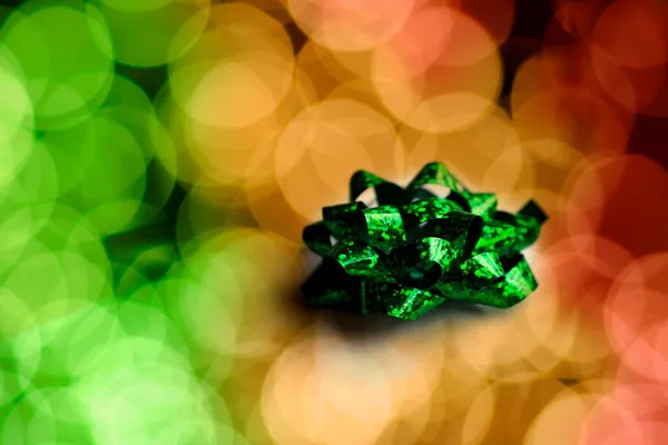 Fiocco Verde Sul Regalo Natale Con Luci Fuori Fuoco — Foto Stock