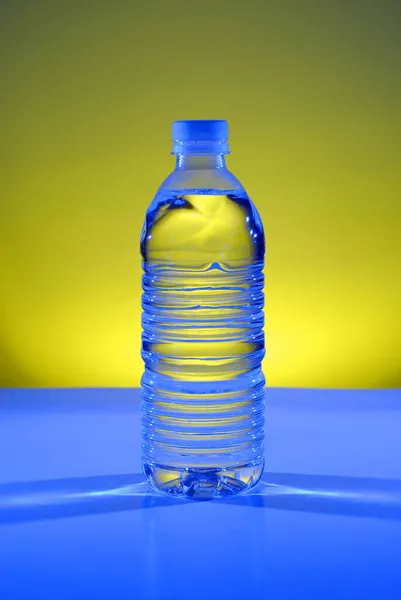 Vandflaske Med Kølig Forfriskende Drink Blåt Gult Lys - Stock-foto