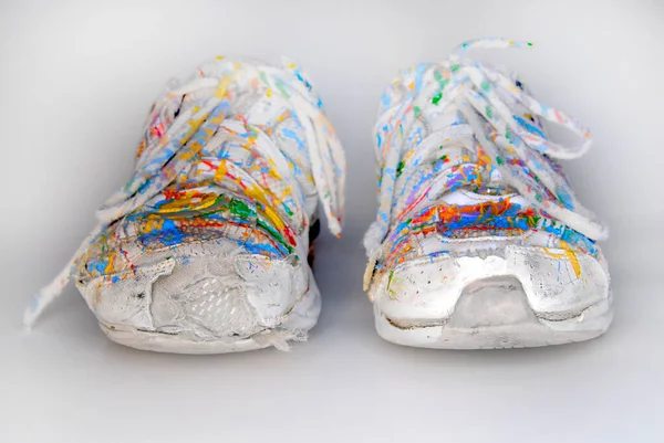 Velhos Sapatos Brancos Desgastados Tênis Salpicado Tinta Colorida — Fotografia de Stock