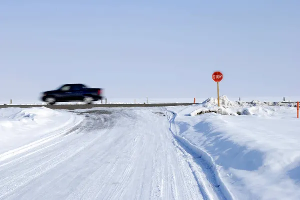 Stopp Skylt Vid Korsningen Vinter Snöig Väg Med Lastbil Eller — Stockfoto