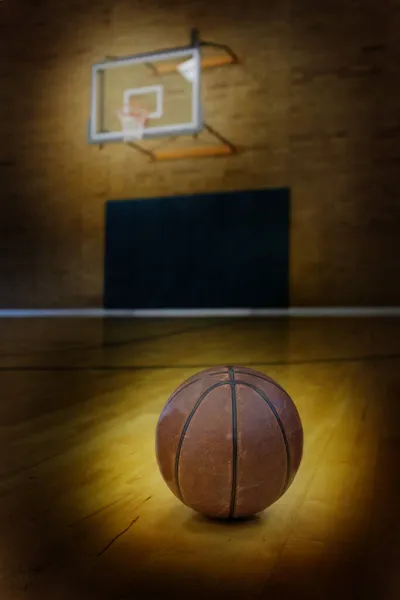 床の空のバスケット ボールのコートでバスケット ボール — ストック写真
