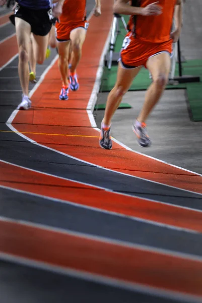 スポーツの競争のためのトラック上でレースを実行し 屋内ランを獲得 — ストック写真