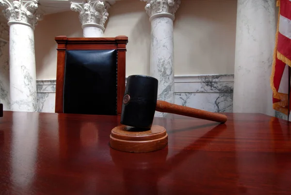 法院或立法机构办公室的木制桌子或餐桌上的Gavel — 图库照片
