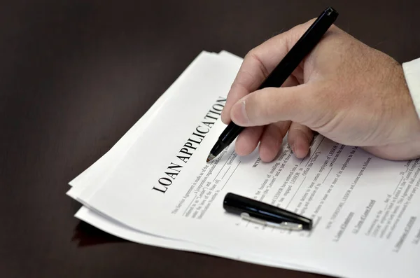 Empréstimo Documento Contrato Uma Mesa Com Uma Caneta Preta — Fotografia de Stock