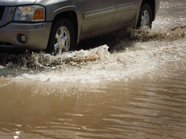 Auto Fährt Mit Spritzenden Reifen Durch Überflutete Straße — Stockfoto