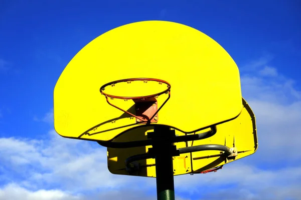 Basketball Hoop Yellow Backboard Competition Sports Blue Sky Colors Urban — Foto de Stock