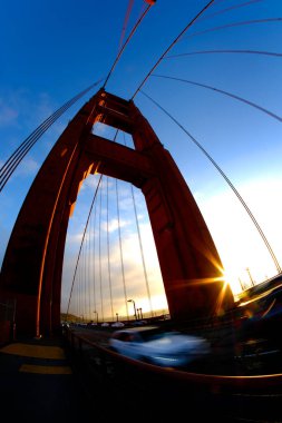 Akşam saatlerinde San Francisco 'daki Golden Gate Köprüsü' nde güneş ışığı ve trafik vardı.