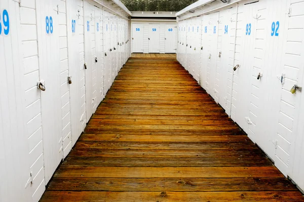 Белые Деревянные Шкафчики Кладовые Яхт Клубе Набережной Возле Пристани — стоковое фото