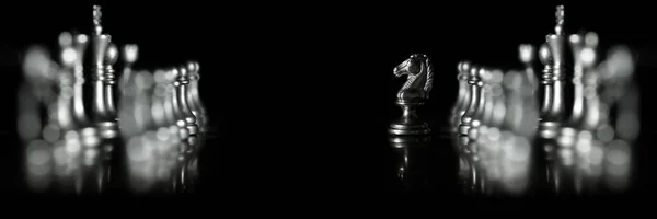 チェスボード上の作品は 競争をオフに直面してゲームと戦略騎士王国ゲームをプレイするため — ストック写真