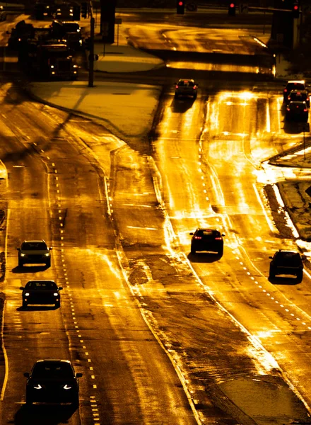 Αυτοκίνητα Οδήγηση Χειμερινό Χιονισμένο Δρόμο Φώτα Αναμμένα Στο Χρυσό Φως — Φωτογραφία Αρχείου